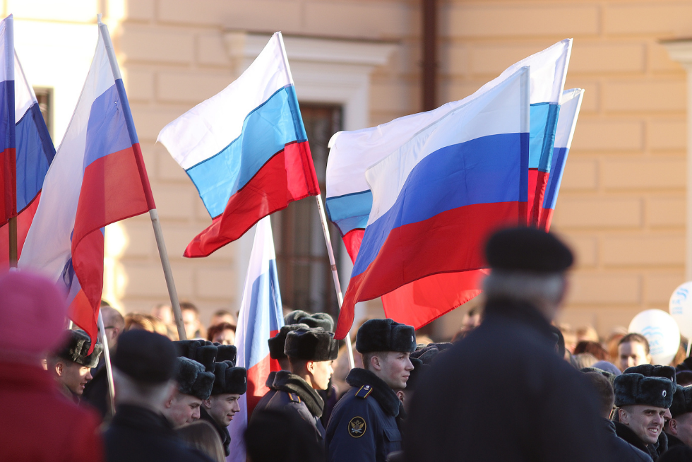 Wie umgehen mit Putins Russland? Russische Polizisten mit Flaggen