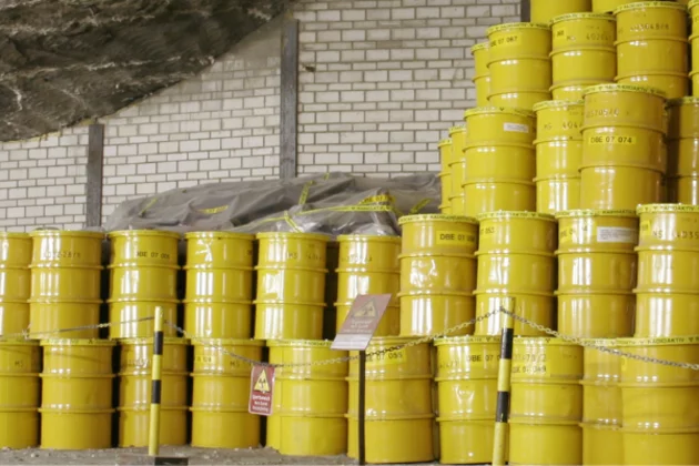 Blick in ein Atommüll-Endlager mit gestapelten Fässern