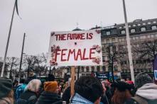 Demonstration und Plakat mit der Aufschrift "The Future ist Female"