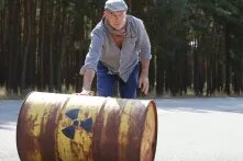 Wolfgang Ehmke rollt ein marodes Atommüllfass am 27.08.2016. Gerade war bekannt geworden, dass in dem Fasslager - das steht direkt neben der Castorhalle - Rostfässer entdeckt wurden und er demonstrierte mit anderen vor dem Tor des Zwischenlagers. 