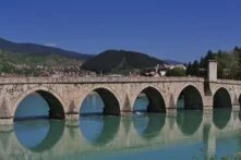 Mehmed-Paša-Sokolović-Brücke in der Stadt Višegrad in Bosnien und Herzegowina