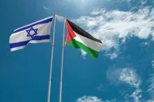Israelische und palästinensische Flagge vor blauem Himmel