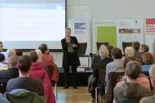 Prof. Dr. Beater Küpper spricht mit dem Veranstaltungspublikum 