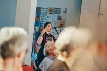 Publikumsfrage (Person am Mikrofon) beim Grünen Salon der Stiftung Leben & Umwelt / Heinrich-Böll-Stiftung Niedersachsen