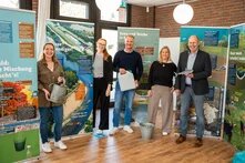 Das Orga-Team im Rathaus Salzhausen vor den Bannern der Wasserausstellung.