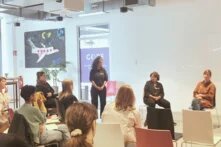 Das Bild zeigt Teilnehmer*innen der Feministischen Werkstatt in Oldenburg und Geraldine Mormin, Moderatorin des Formats