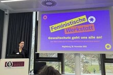 Das Bild zeigt die Geschäftsführerin des Landesfrauenrates Sachen-Anhalt bei ihrem Imput zu Gewalt an Frauen. 