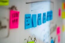 Haftnotizen auf einem Whiteboard