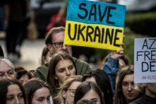 Demonstrierende mit Plakat "Save Ukraine"