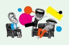 Collage mit Ohr, Mund, Menschen auf Sofas, Sprechblasen