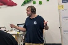 Teilnehmender präsentiert Projektidee bei der Veranstaltung "Zukunft vor Ort" in Braunschweig