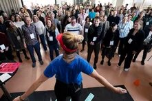 Es ist eine Gruppe Menschen bei einem Muskeltraining der Demokratie-Fitness zu sehen. 