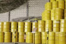 Blick in ein Atommüll-Endlager mit gestapelten Fässern