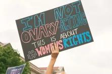 Ein Demo-Schild mit der Aufschrift "I'M NOT OVARY ACTING THIS IS ABOUT WOMENSRIGHTS"