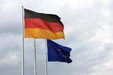 Deutschland- und Europa-Flagge