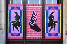 Großformatige Plakate mit Wahlaufruf 