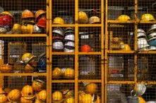 Arbeitshelme in Gitteraufbewahrung