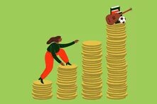 Eine Person steigt Stufen aus Geldmünzen hinauf hin zu der obersten Stufe, auf der Bücher, eine Gitarre und ein Fussball liegen.