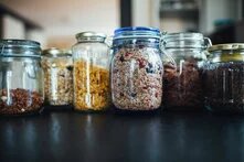 Bildaufnahme von gefüllten Einmachgläsern 