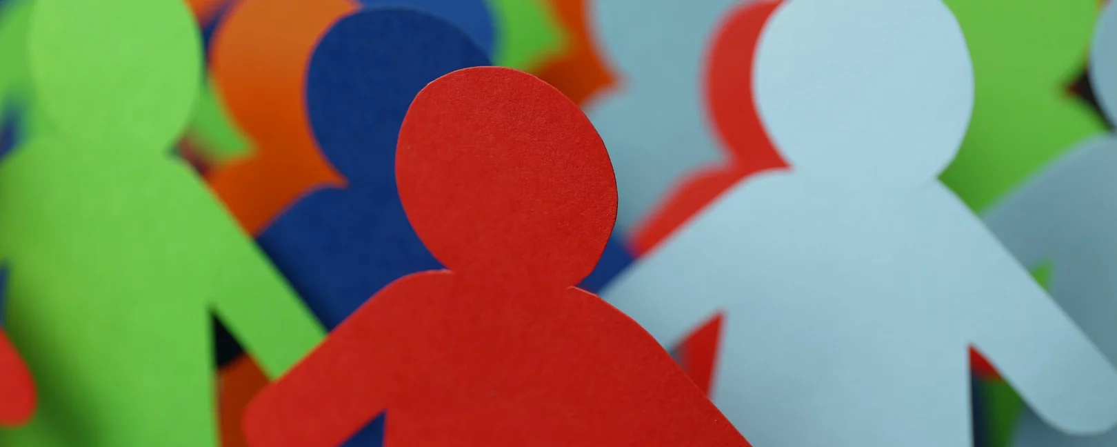 Menschliche Figuren aus verschiedenfarbigem Papier