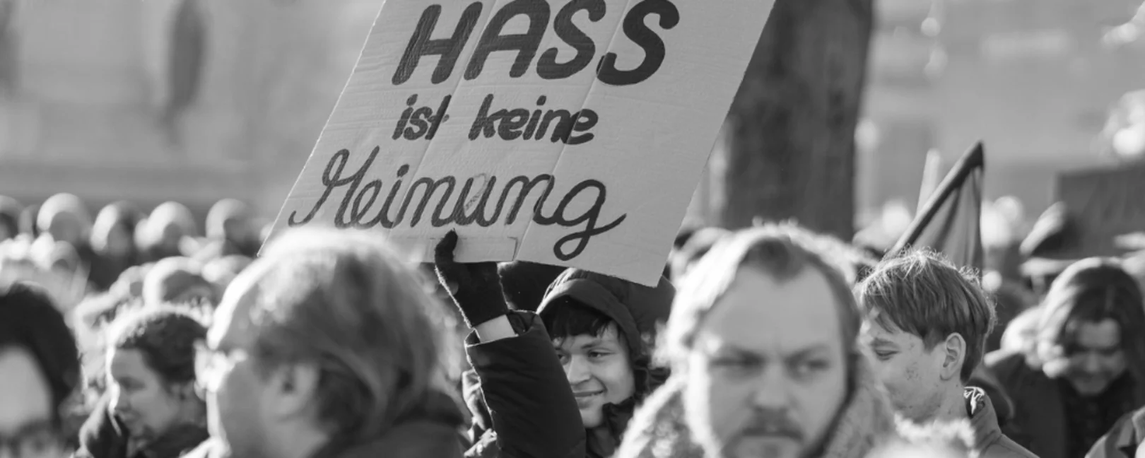Demonstration mit dem Plakat 