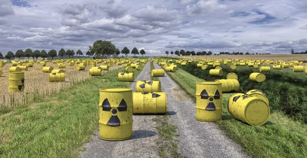 Viele Tonnen mit nuclearem Abfall liegen über ein weites Feld verstreut