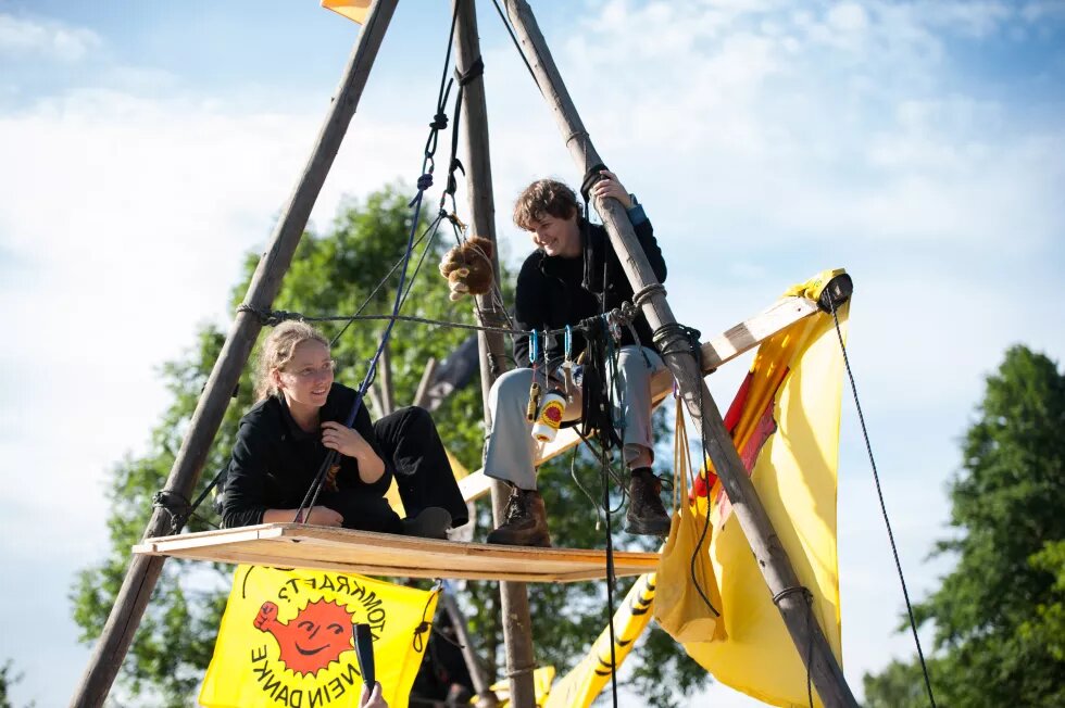2016 blockierte Hanna Poddig die Hauptzufahrt der Urananreicherungsanalge Gronau. 2016 blockierte Hanna Poddig die Hauptzufahrt der Urananreicherungsanalge Gronau.