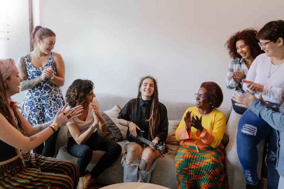 Kultur und politische Bildung Eine Gruppe Frauen, versammelt um ein Sofa.