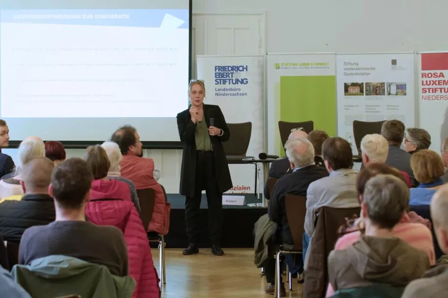 Prof. Dr. Beater Küpper spricht mit dem Veranstaltungspublikum