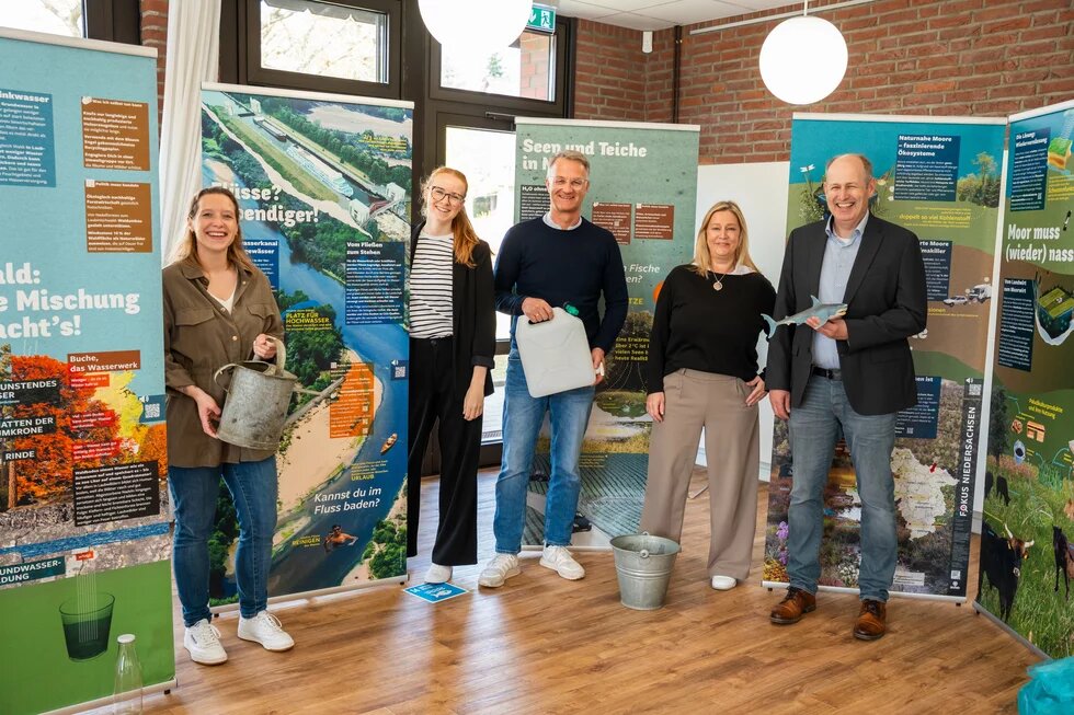 Das Orga-Team im Rathaus Salzhausen vor den Bannern der Wasserausstellung.