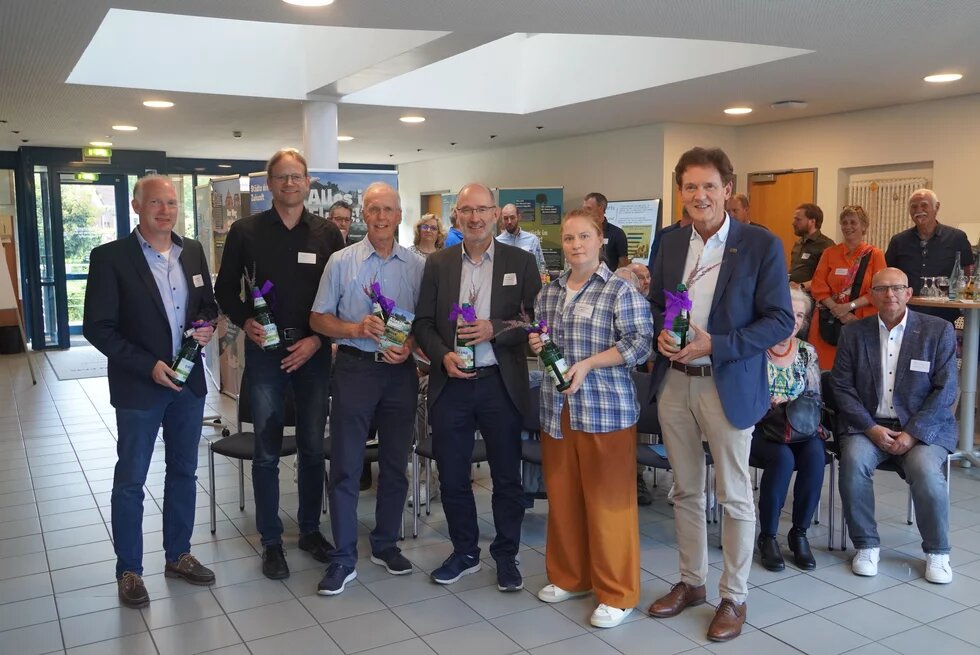  v.l. Daniel Möllenkamp (Stadtwerke Lingen), Bernhard Barkmann (Landwirt), Ulrich Bülow, Reinhold Gels (Wasserverband Lingener Land), Leo Marielle Amsbeck (Künstlerin), Dieter Krone (Oberbürgermeister).
