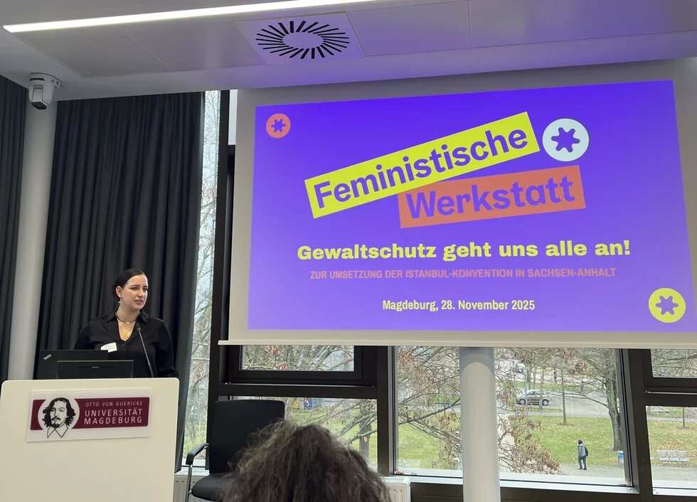 Das Bild zeigt die Geschäftsführerin des Landesfrauenrates Sachen-Anhalt bei ihrem Imput zu Gewalt an Frauen. 