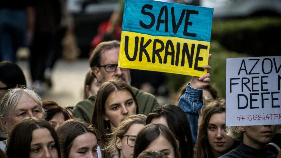 Demonstrierende mit Plakat "Save Ukraine"