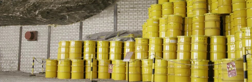 Blick in ein Atommüll-Endlager mit gestapelten Fässern