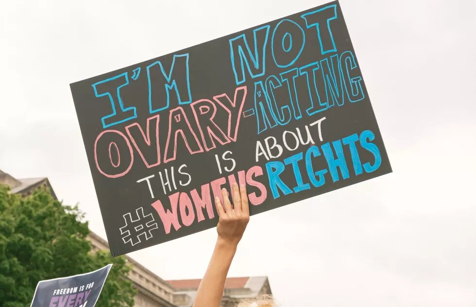 Ein Demo-Schild mit der Aufschrift "I'M NOT OVARY ACTING THIS IS ABOUT WOMENSRIGHTS"