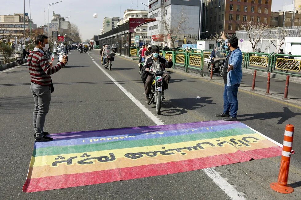 LGBTQ Flagge auf einer Straße, Iran