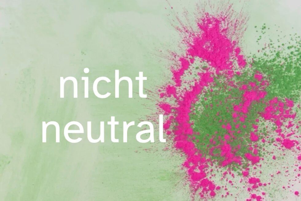 nicht neutral vor grünem und pinken Puder