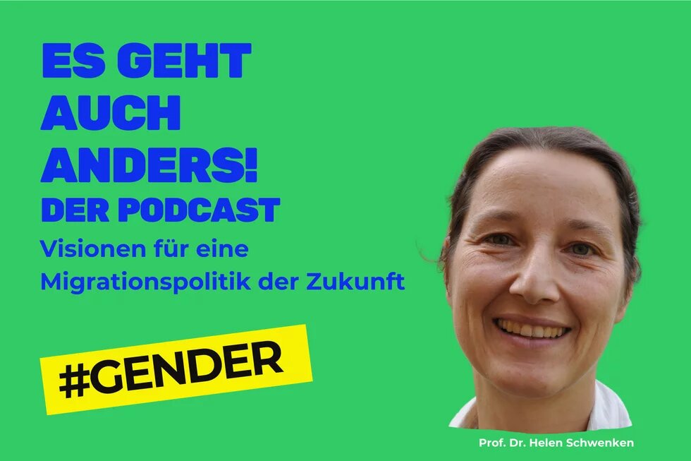 In blauer Schrift steht auf grünem Hintergrund: Es geht auch anders! Der Podcast. Visionen für eine Migrationspolitik der Zukunft. #Gender. Daneben ein Foto von Prof. Dr. Helen Schwenken