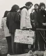 Wolfgang Ehmke zieht mit einem Info-Koffer von Dorf zu Dorf bei Gorleben, um für eine Demonstration zu mobilisieren und Unterschriften gegen eine Plutoniumfabrik in Gorleben zu sammeln, März 1977